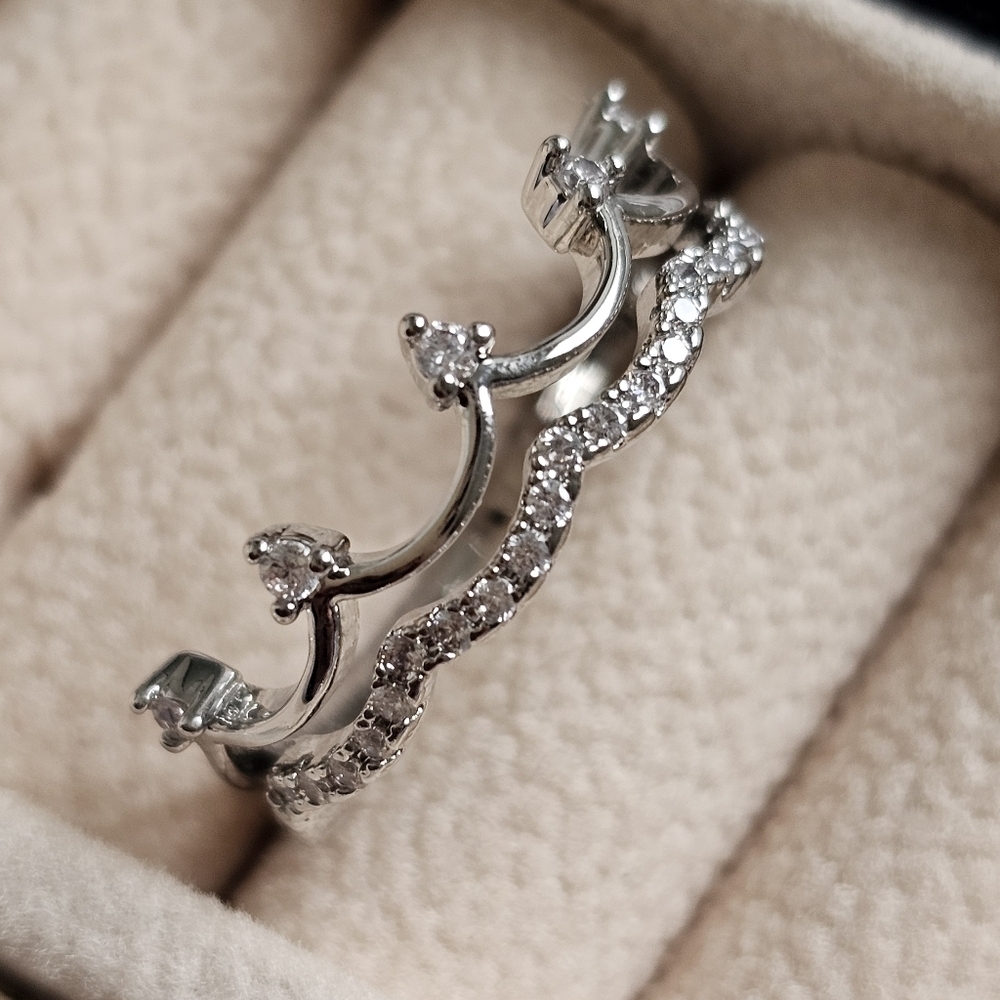 Crown design cubic zirconia silver tone fashion ring size 9